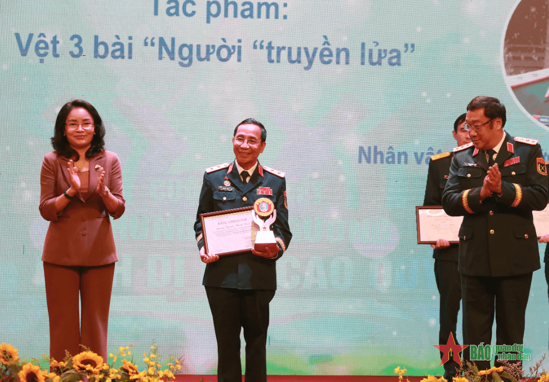 Những tấm gương bình dị mà cao quý: Trung tướng Nguyễn Thanh Tuấn - người truyền lửa