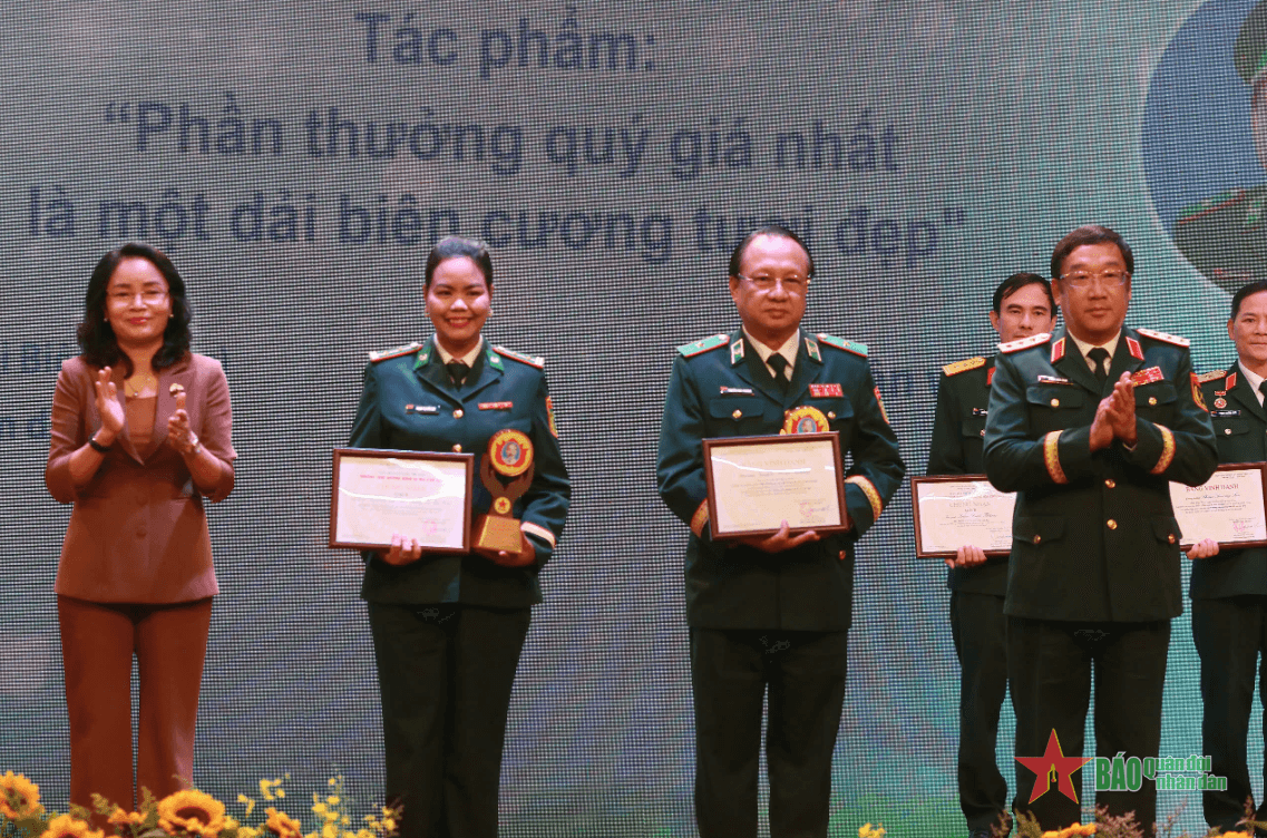 Những tấm gương bình dị mà cao quý: Phần thưởng quý giá nhất chính là một dải biên cương tươi đẹp, hòa bình