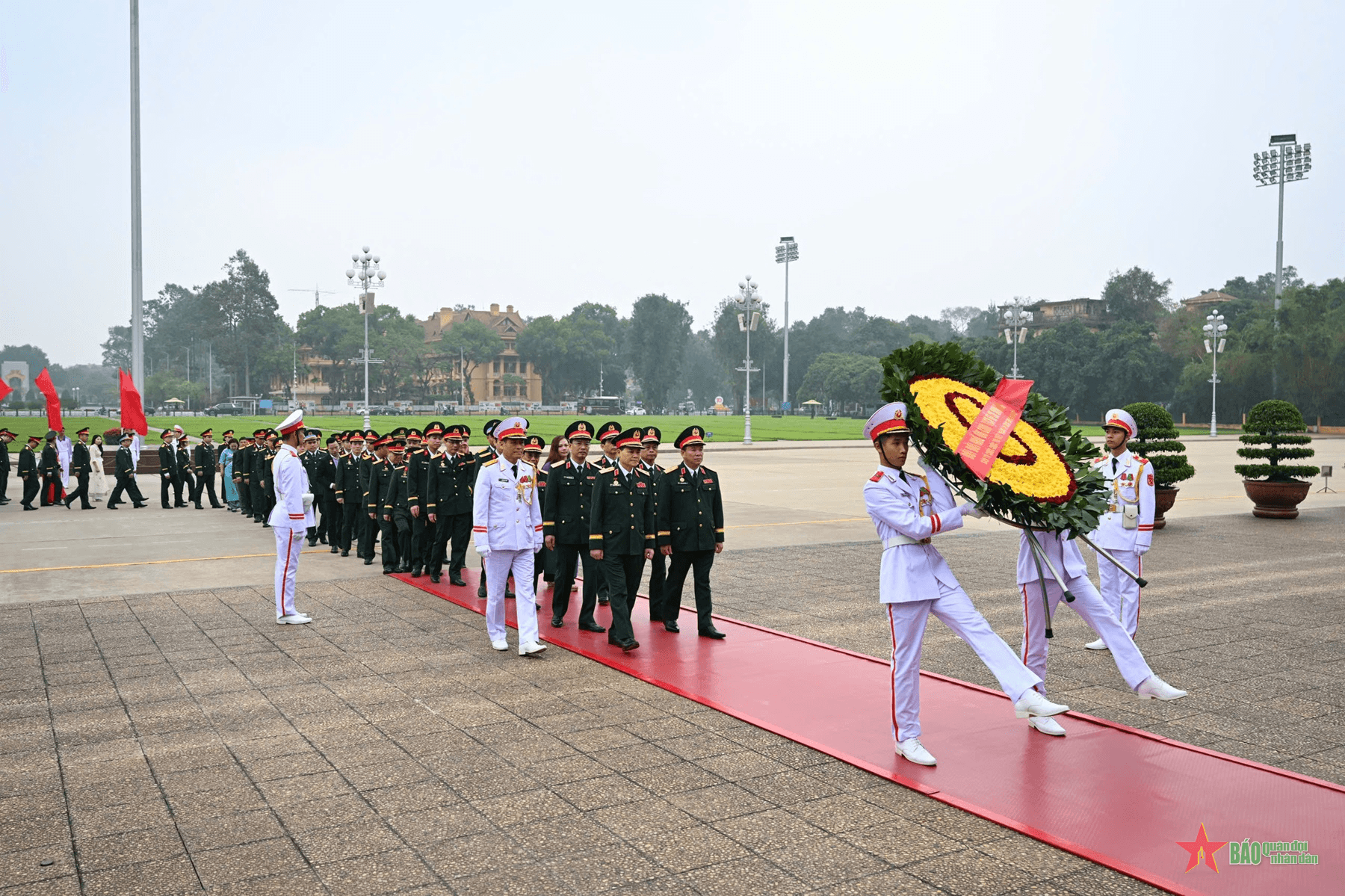 Đoàn đại biểu Cuộc thi viết “Những tấm gương bình dị mà cao quý” lần thứ 15 báo công dâng Bác
