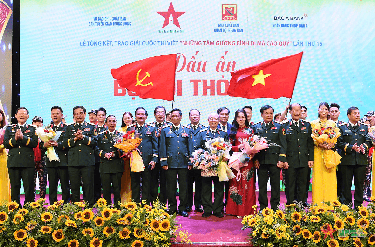Bản tin thời sự tổng hợp tuần: Tiếp tục tôn vinh những tấm gương bình dị mà cao quý