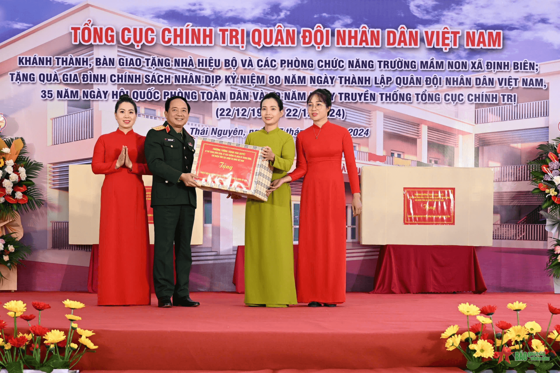 Tổng cục Chính trị Quân đội nhân dân Việt Nam tổ chức về nguồn, tặng quà nhân dân huyện Định Hóa, Thái Nguyên