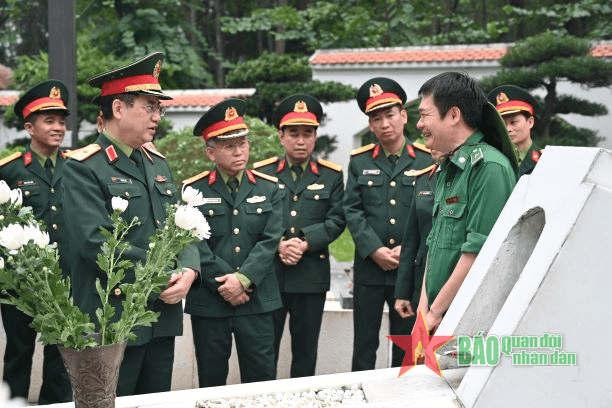 Đoàn công tác Cục Tài chính, Bộ Quốc phòng hoạt động tri ân trên địa bàn Quân khu 4