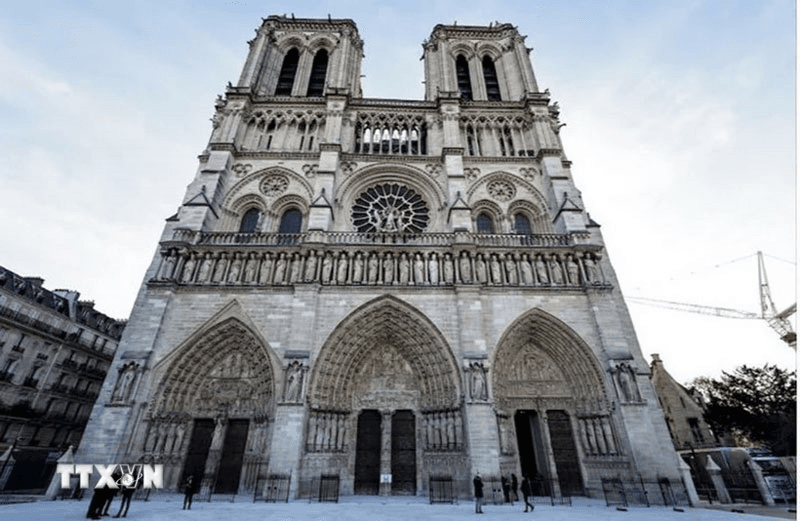 Nhà thờ Đức Bà Paris mở cửa trở lại trong cảm xúc, gió và mưa