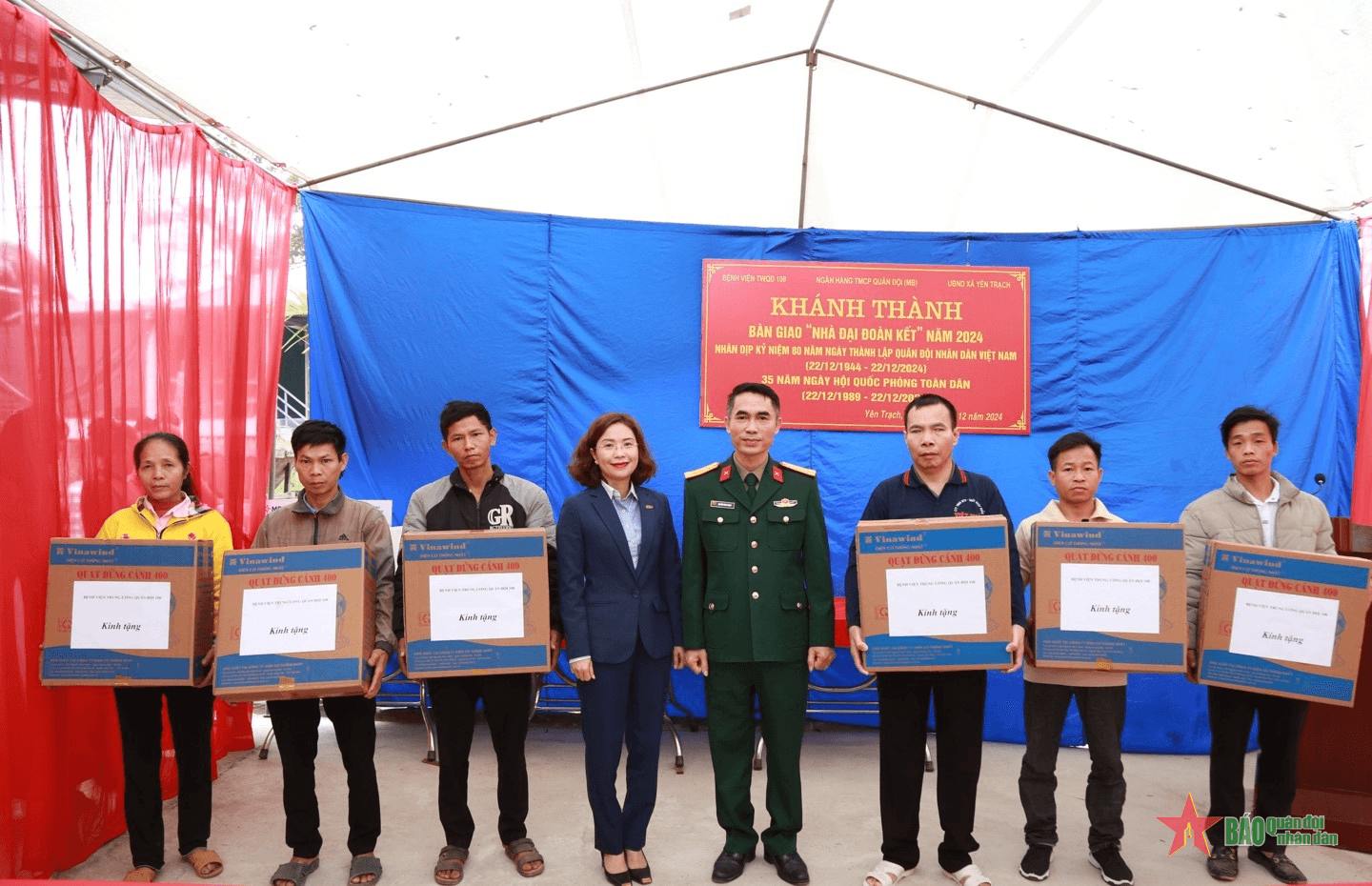 Bàn giao 10 ngôi nhà đại đoàn kết tặng các gia đình có hoàn cảnh khó khăn