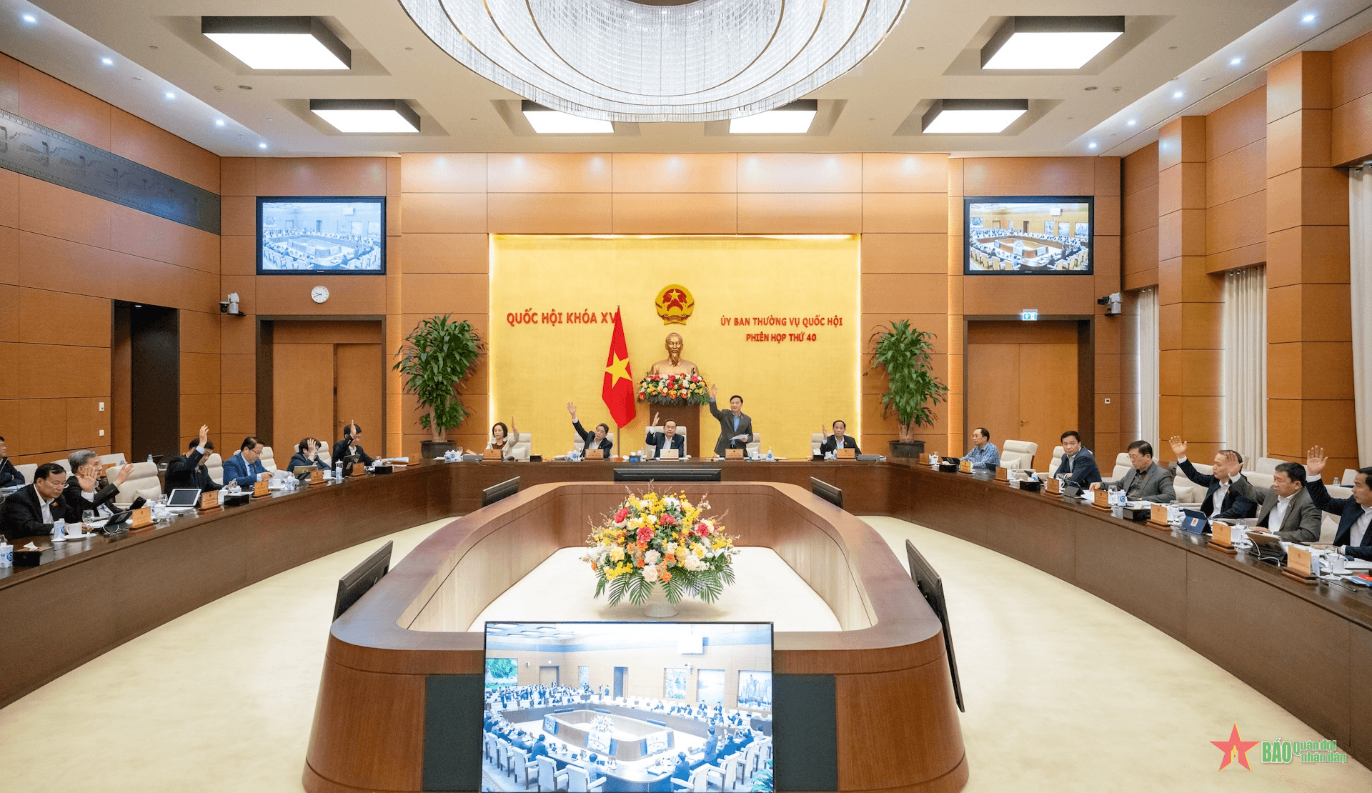 Ninh Bình thành lập thành phố Hoa Lư, giảm một cấp huyện và 18 cấp xã
