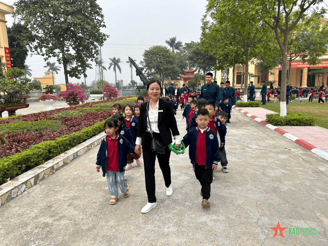 Hoạt động trải nghiệm "Mầm non xanh" tại Trung đoàn 236