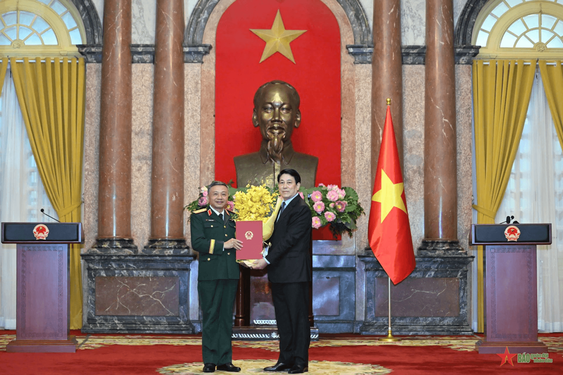 Chủ tịch nước trao Quyết định thăng quân hàm Thượng tướng đối với đồng chí Lê Quang Minh