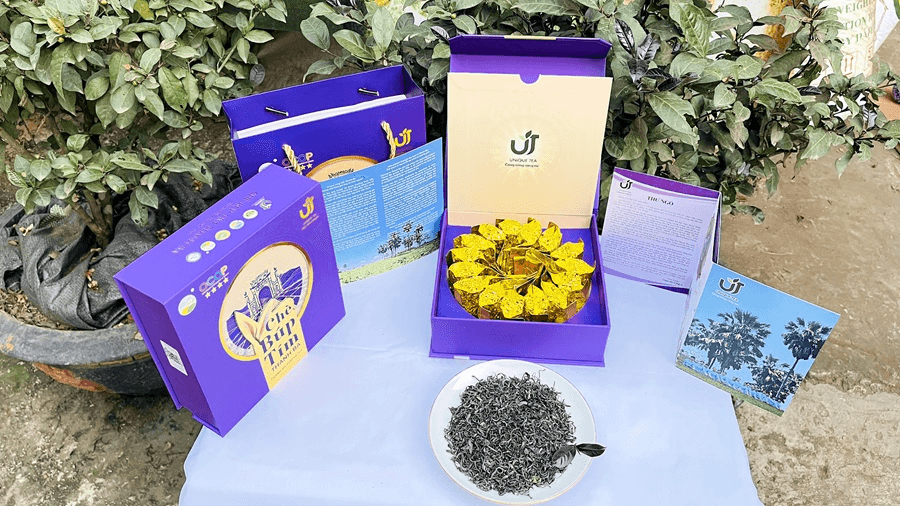Độc, lạ cây chè tím trên đất Tố