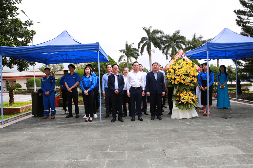 BSR tri ân, dâng hoa tưởng nhớ cố Thủ tướng Võ Văn Kiệt - người đặt nền móng lịch sử cho việc xây dựng Nhà máy lọc dầu Dung Quất và Kỷ niệm 63 năm Ngày truyền thống Ngành Dầu khí Việt Nam