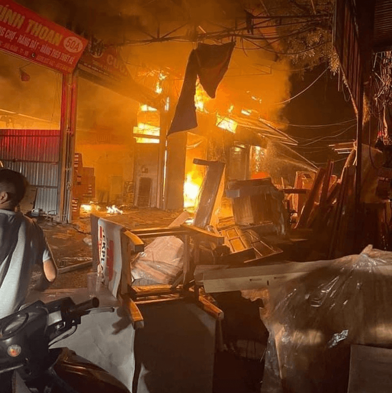Hà Nội: Cháy nhiều nhà xưởng gỗ ở Thạch Thất; thiệt hại đang được thống kê