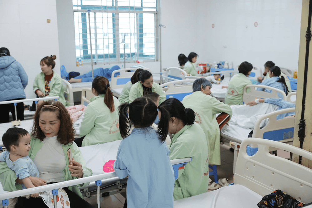 Thời tiết chuyển lạnh, trẻ em mắc bệnh truyền nhiễm tăng