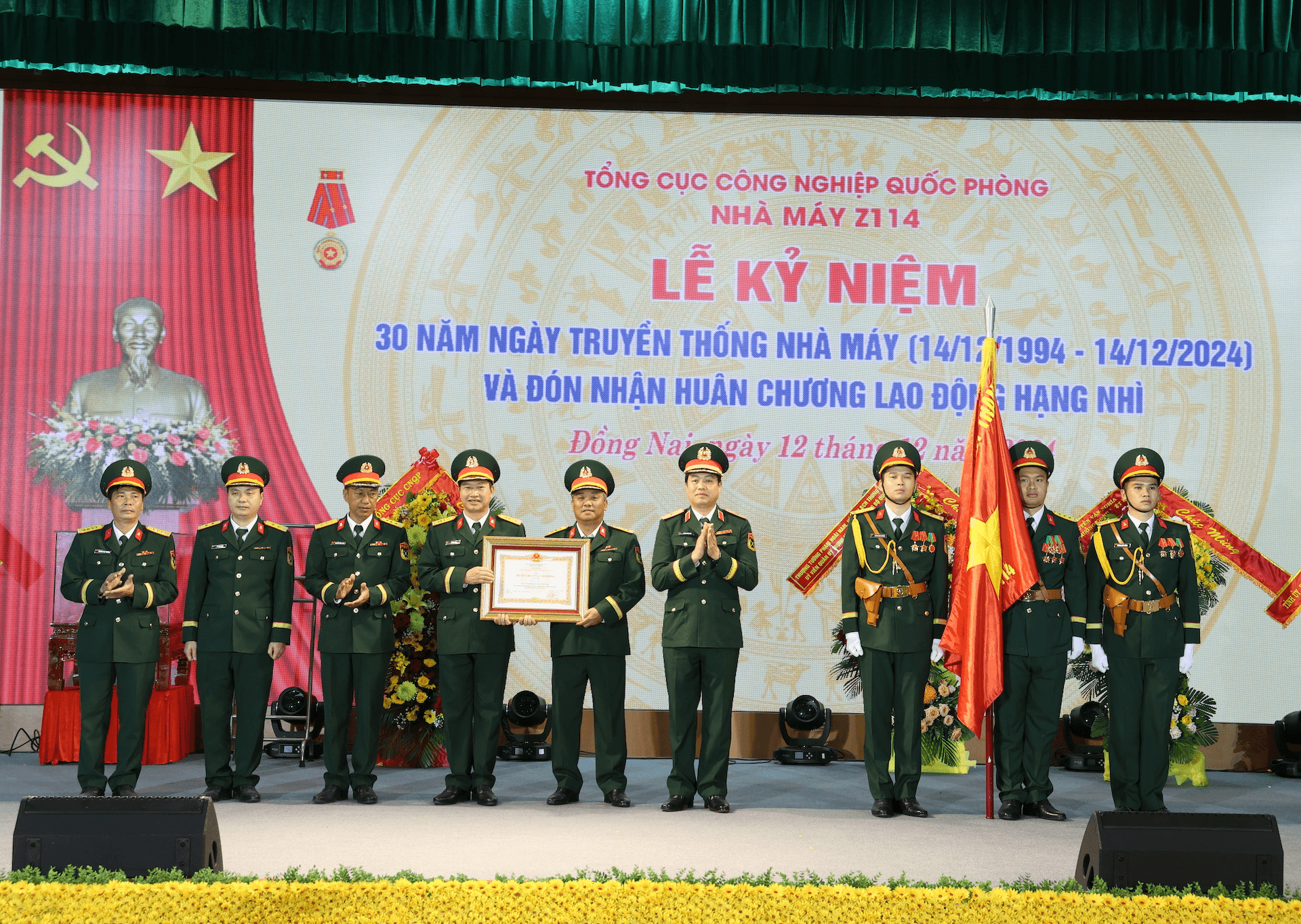 Nhà máy Z114 đón nhận Huân chương Lao động hạng Nhì
