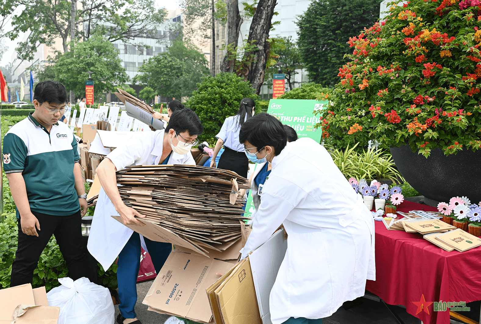 Bệnh viện Quân y 175 triển khai chương trình “ATM thu phế liệu đổi học liệu”