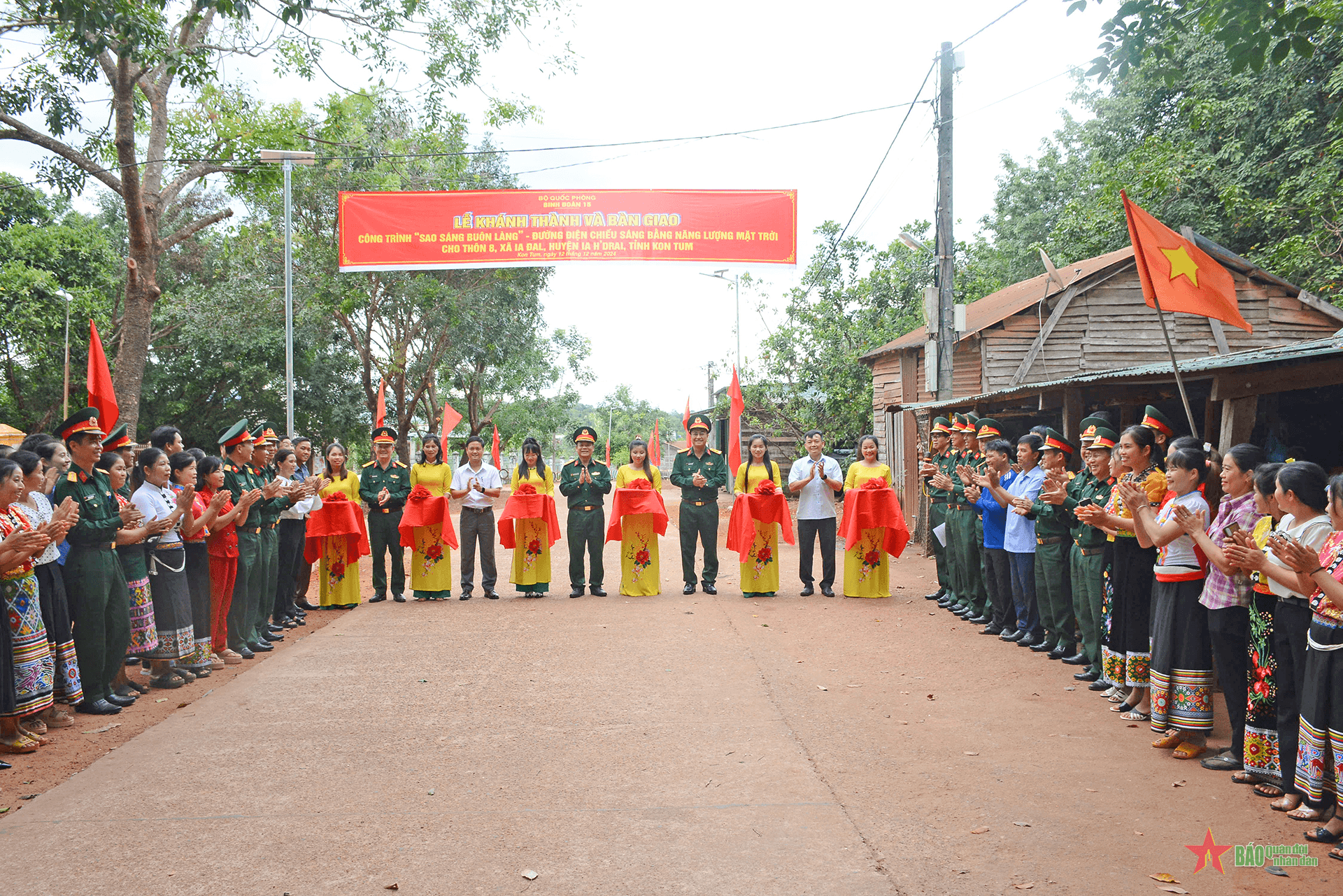 Binh đoàn 15 khánh thành, bàn giao công trình “Sao sáng buôn làng” tại xã biên giới Ia Đal