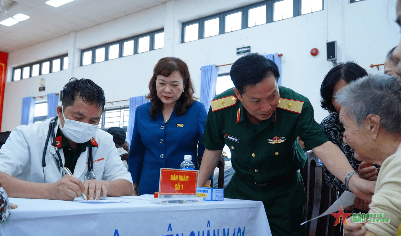 Quân khu 9: Khám bệnh, cấp phát thuốc miễn phí cho người dân Cần Thơ