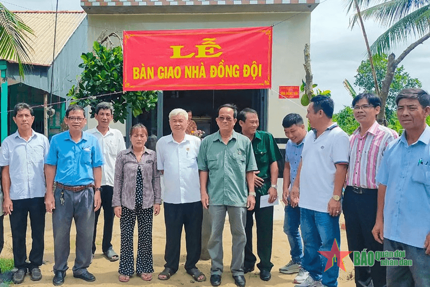 Hội viên góp sức xây nhà đồng đội