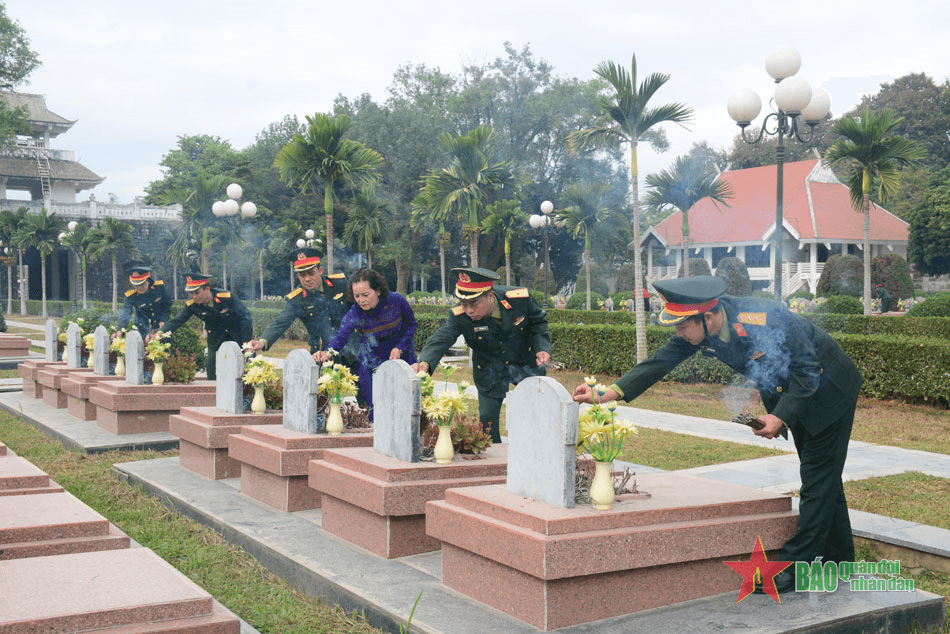 Binh chủng Đặc công tri ân các Anh hùng liệt sĩ tại Điện Biên