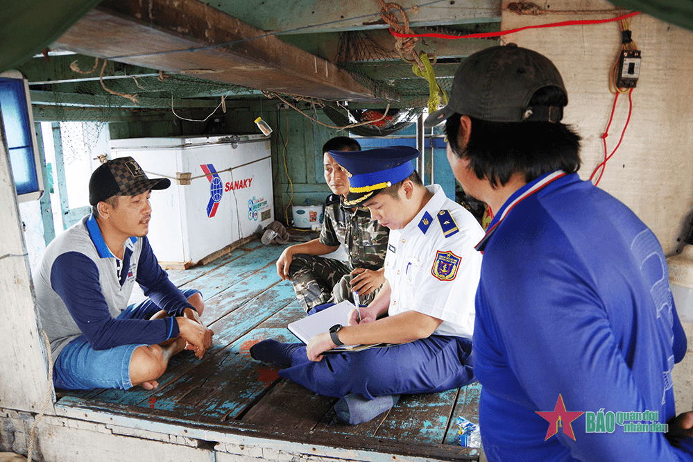 Vùng Cảnh sát biển 3 liên tiếp bắt giữ tàu chở dầu không rõ nguồn gốc