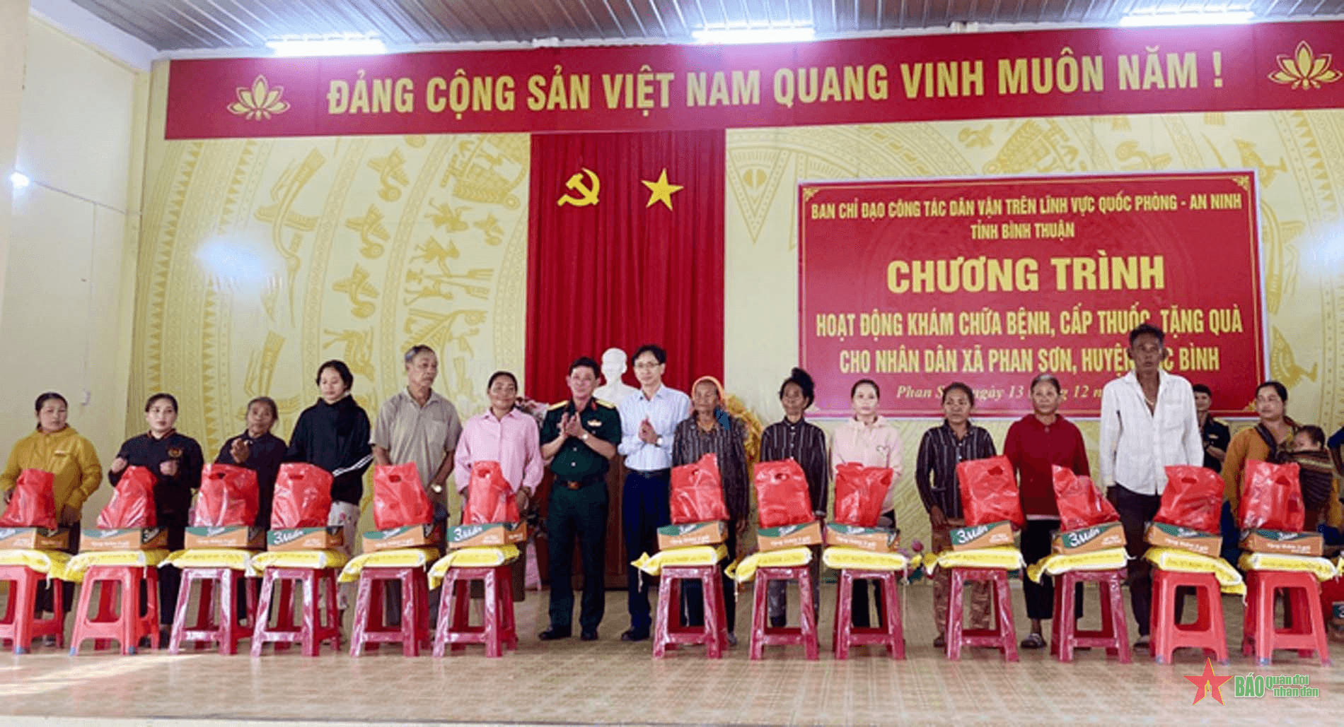 Bình Thuận khám bệnh, cấp thuốc, tặng quà cho người nghèo