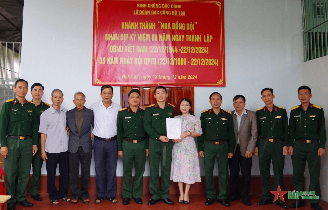 Lữ đoàn Đặc công bộ 198 bàn giao nhà đồng đội tặng quân nhân có hoàn cảnh khó khăn