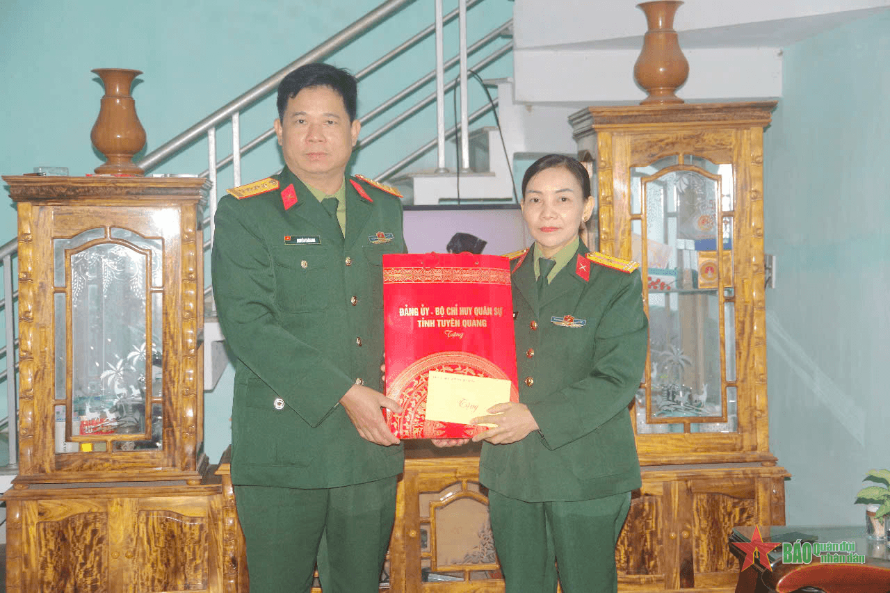 Bộ CHQS tỉnh Tuyên Quang: Tặng quà quân nhân mắc bệnh hiểm nghèo