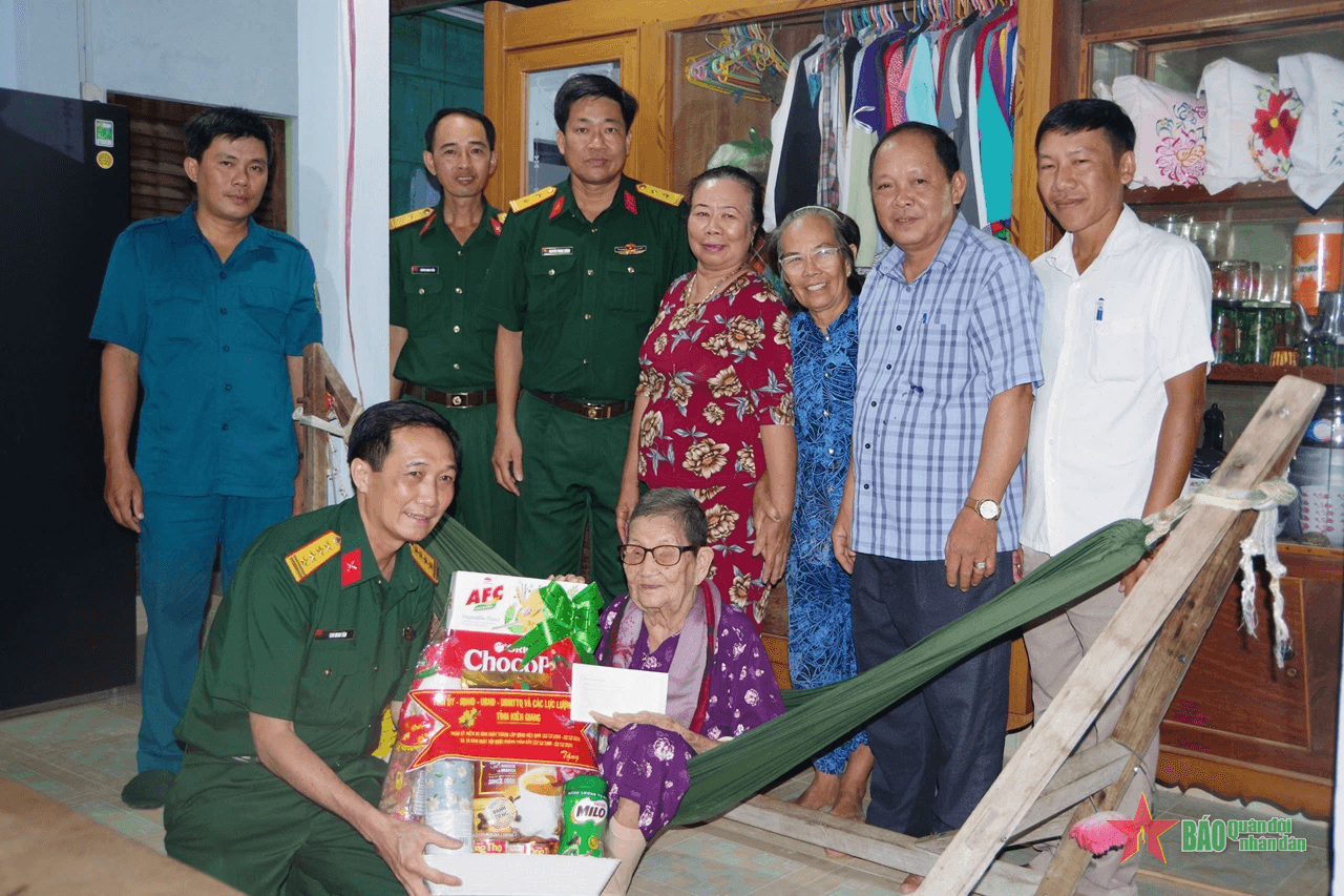 Kiên Giang: Bàn giao nhà Đại đoàn kết và thăm, tặng quà gia đình chính sách