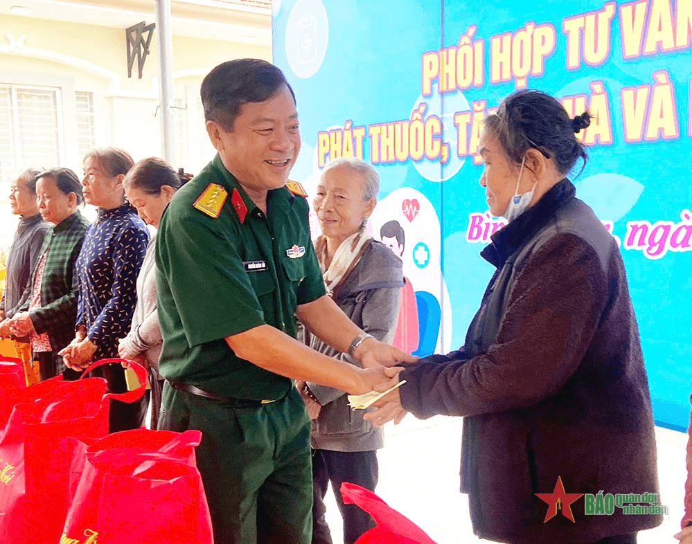 Bộ CHQS tỉnh Bà Rịa-Vũng Tàu phối hợp khám bệnh, tặng quà gia đình chính sách, hộ nghèo
