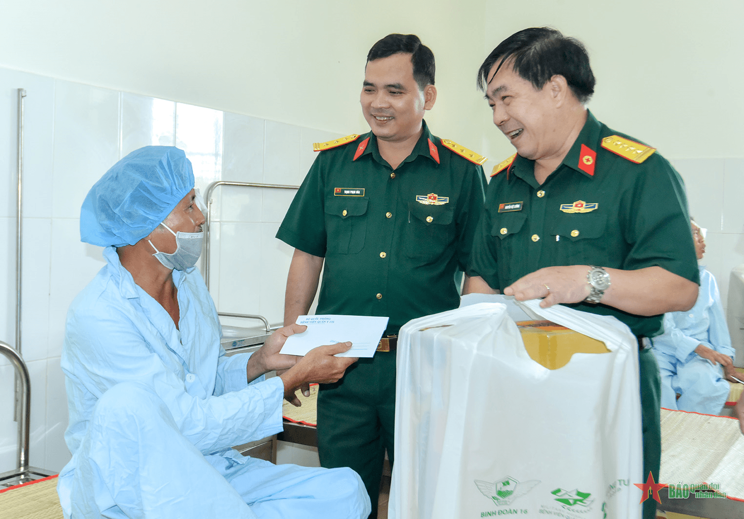 Bệnh viện Quân y 175 phối hợp phẫu thuật mắt miễn phí cho 53 người dân tại tỉnh Bình Phước