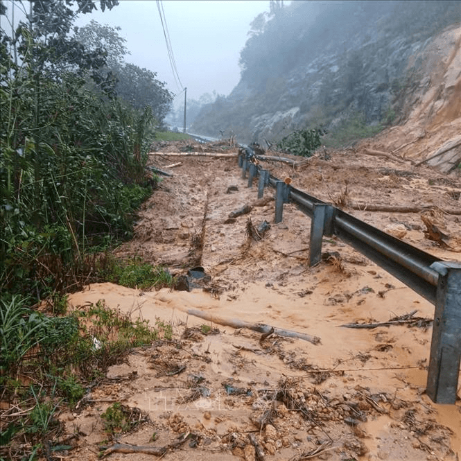 Đèo Khánh Lê (Khánh Hòa): Sạt lở hàng trăm mét khối đất đá, giao thông chia cắt
