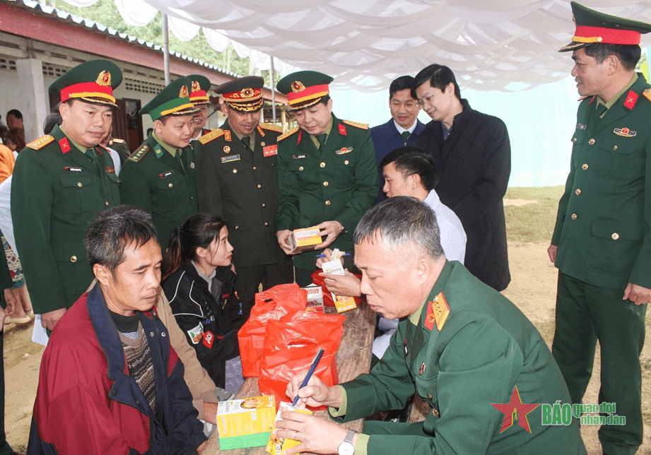 Khám bệnh, cấp thuốc miễn phí cho hơn 200 người dân khu vực biên giới Thanh Hóa - Hủa Phăn