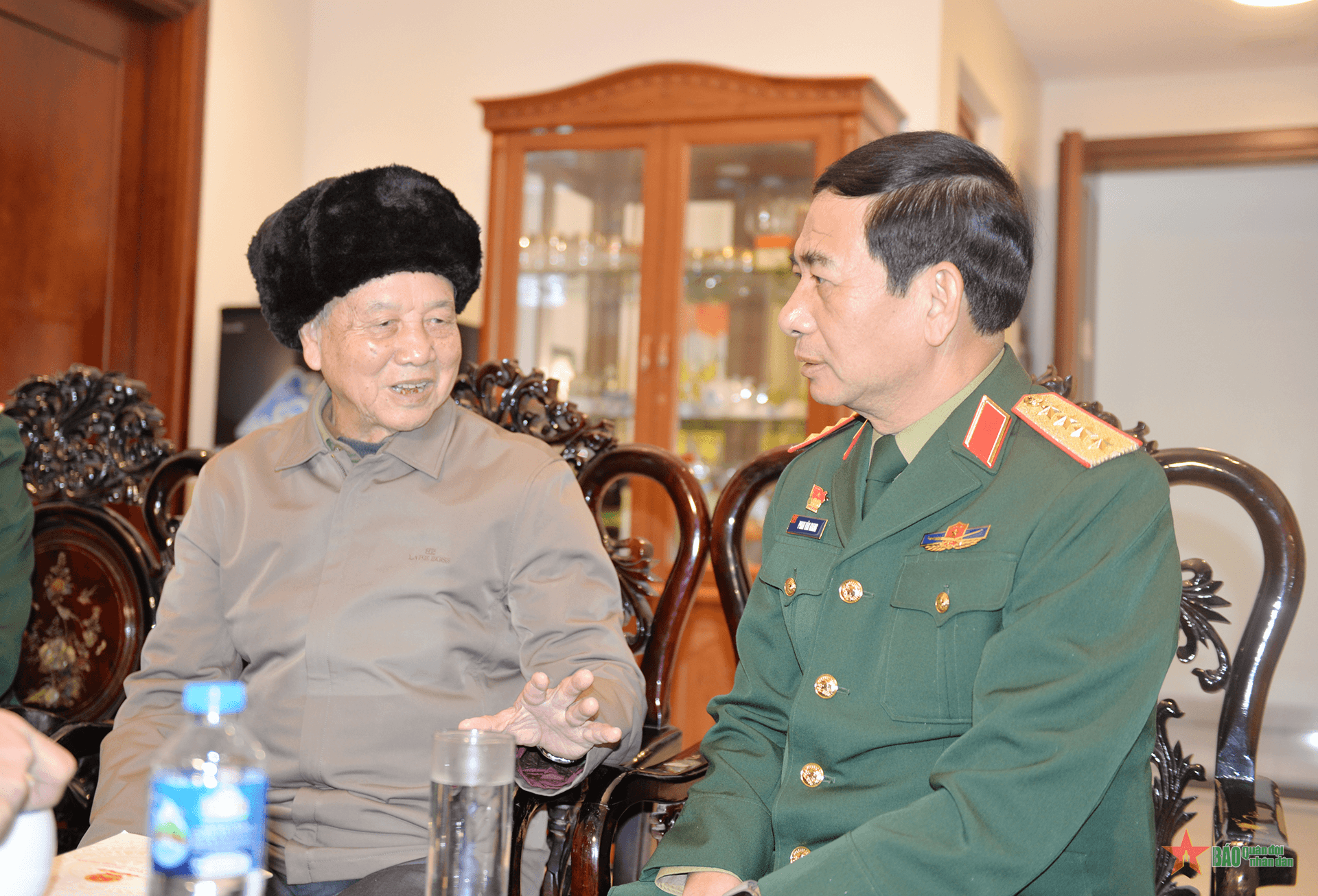 Đại tướng Phan Văn Giang thăm hỏi các đồng chí Anh hùng Lực lượng vũ trang nhân dân và nguyên lãnh đạo Quân đội