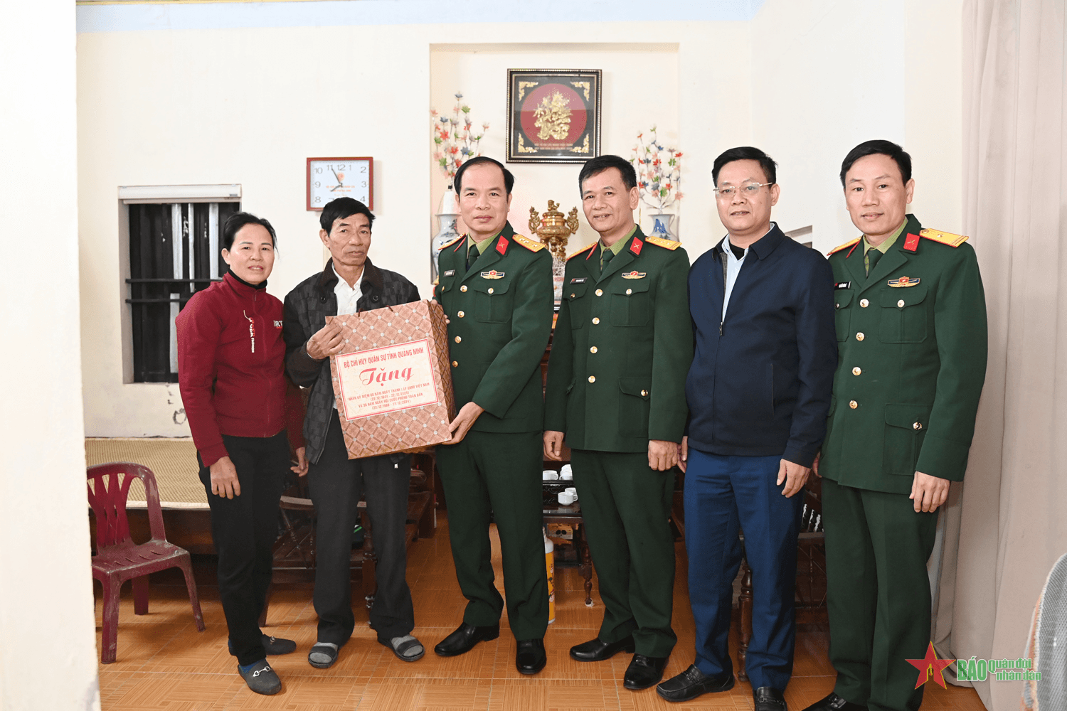 Bộ CHQS tỉnh Quảng Ninh: Thăm, tặng quà gia đình cựu chiến binh có hoàn cảnh khó khăn
