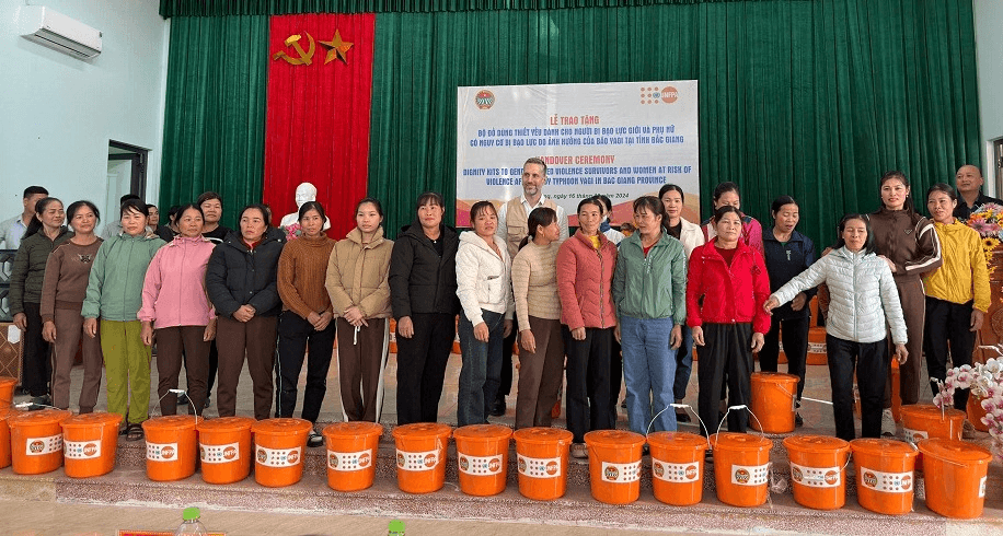 Trao tặng 400 bộ đồ dùng thiết yếu hỗ trợ người bị bạo lực và phụ nữ có nguy cơ bị bạo lực