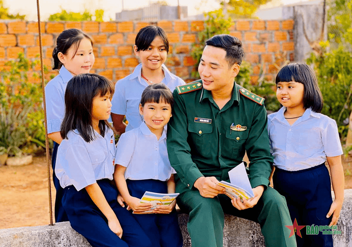 Thủ lĩnh đoàn quân hàm xanh dấn thân vì cộng đồng