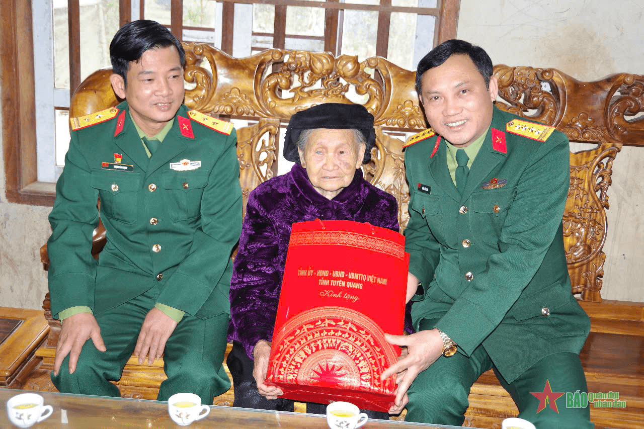 Bộ CHQS tỉnh Tuyên Quang tặng quà gia đình chính sách