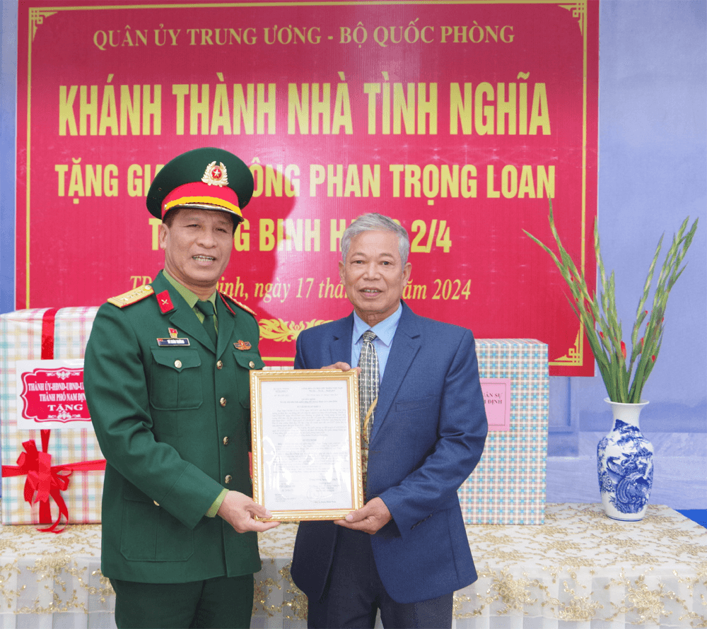 Ban CHQS TP Nam Định bàn giao "Nhà tình nghĩa" tặng gia đình ông Phan Trọng Loan