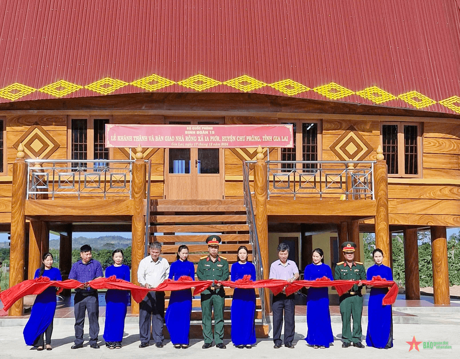 Binh đoàn 15 bàn giao 3 nhà rông văn hóa trị giá gần 10 tỷ đồng
