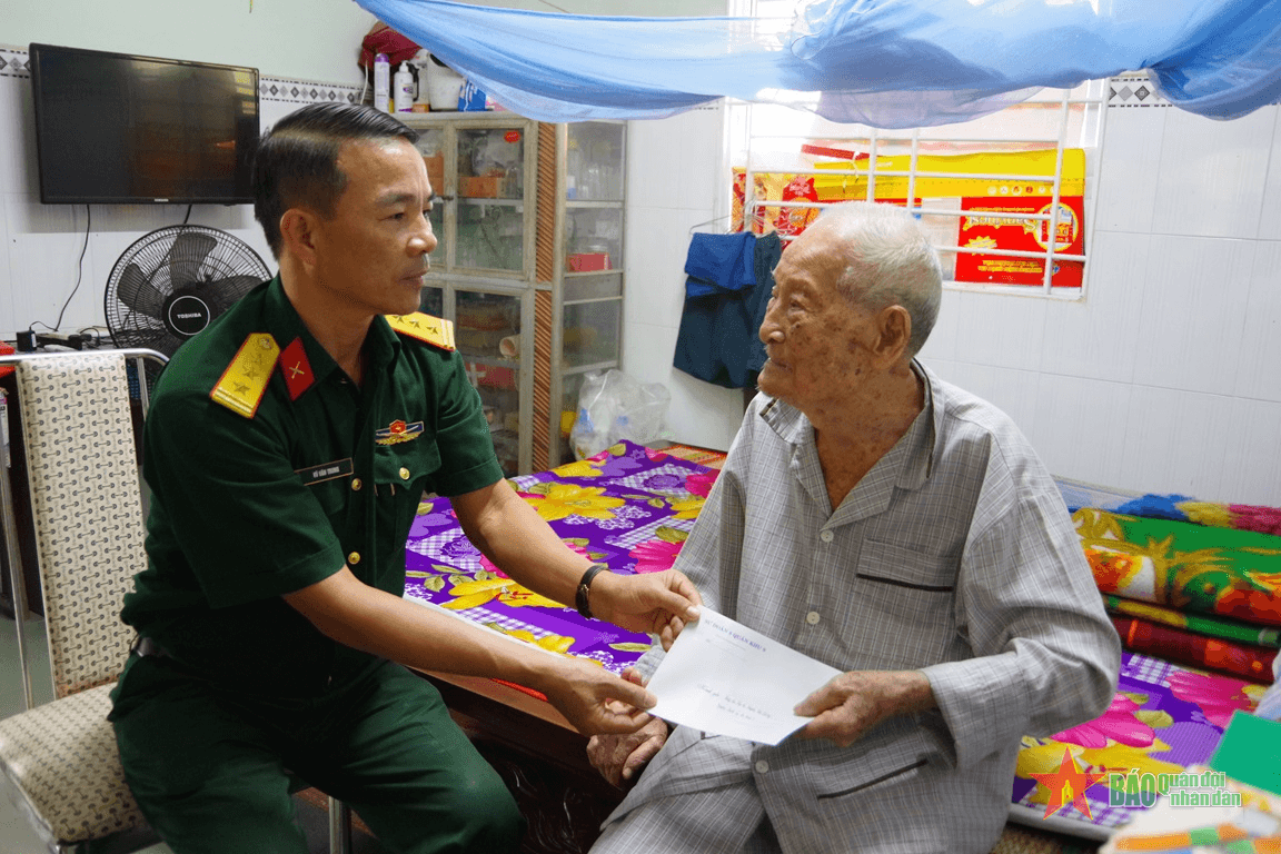Sư đoàn 8 (Quân khu 9): Thăm, tặng quà gia đình chính sách trên địa bàn tỉnh Tiền Giang