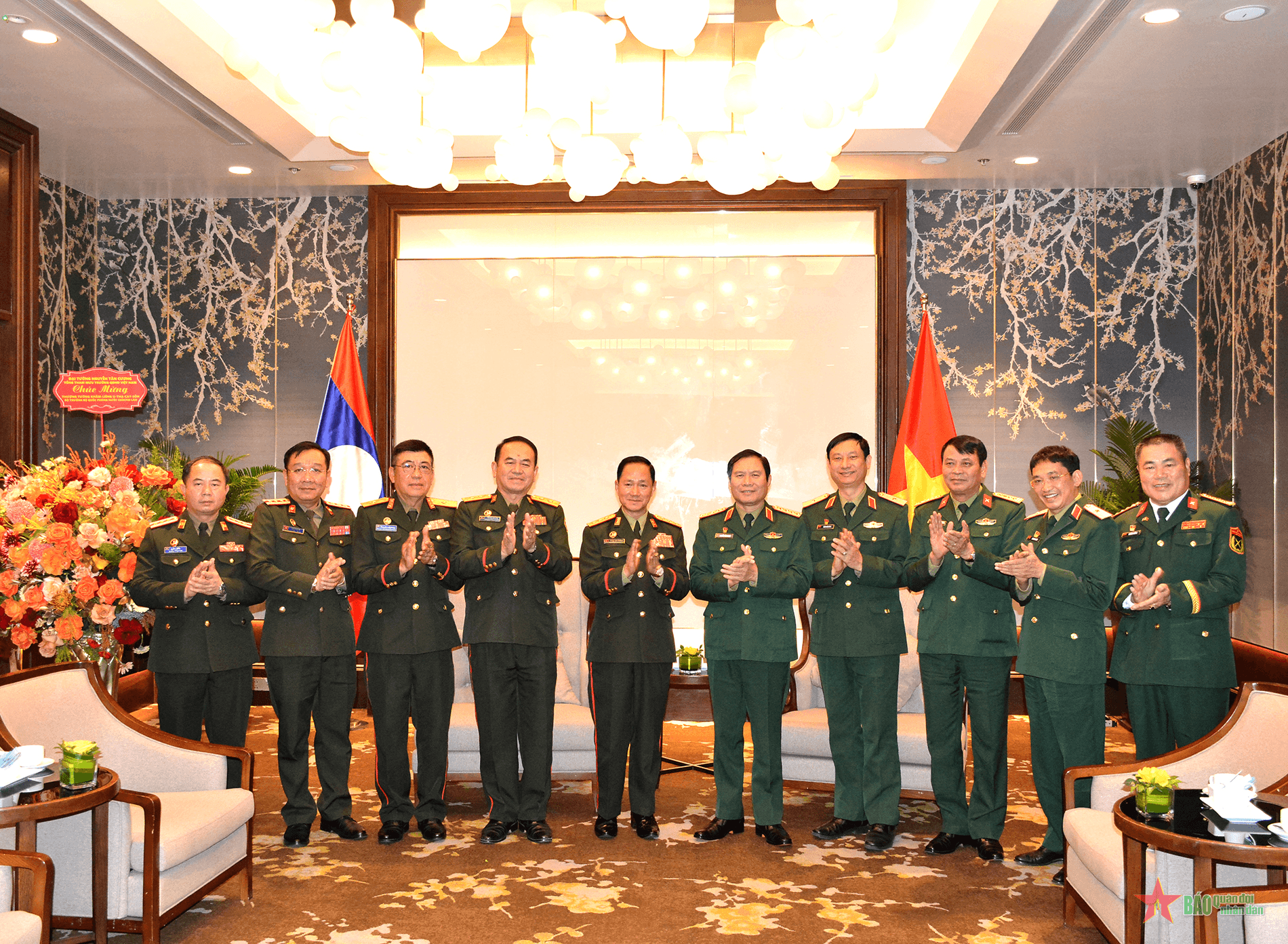 Đại tướng Nguyễn Tân Cương gặp Bộ trưởng Bộ Quốc phòng Lào
