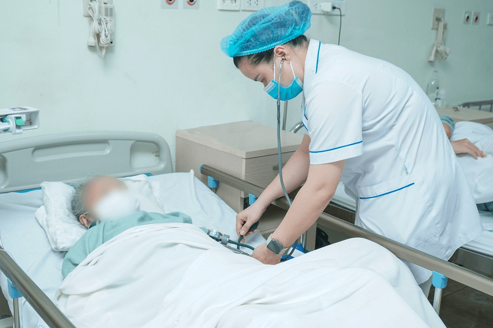 Bệnh viện E: Cấp cứu cụ bà bị thủng dạ dày vì lạm dụng thuốc giảm đau