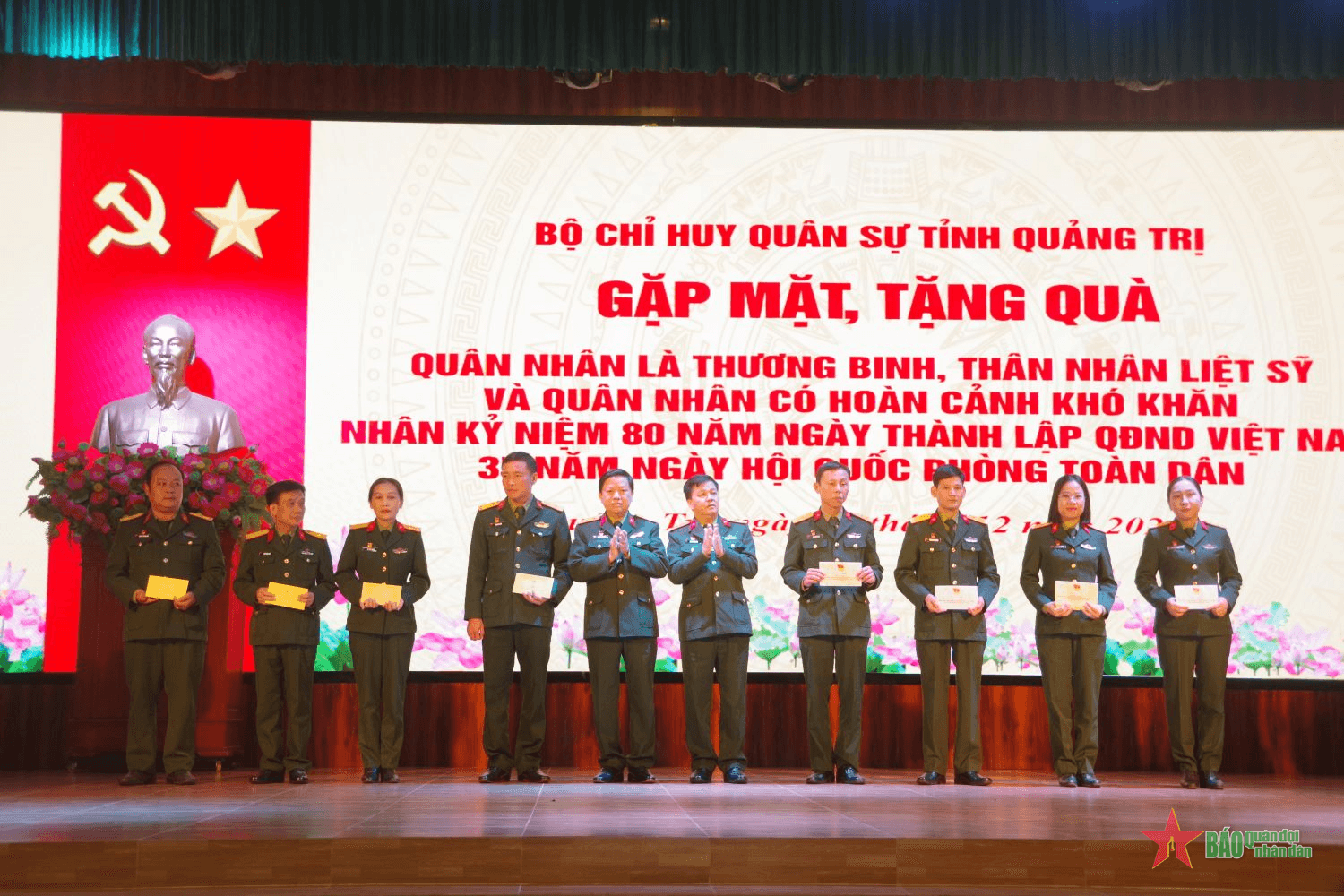 Bộ CHQS tỉnh Quảng Trị tặng quà quân nhân là thương binh, thân nhân liệt sĩ

​