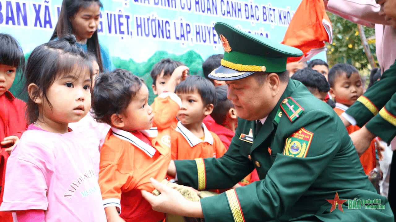 Trao tặng quà và sinh kế cho đồng bào Vân Kiều