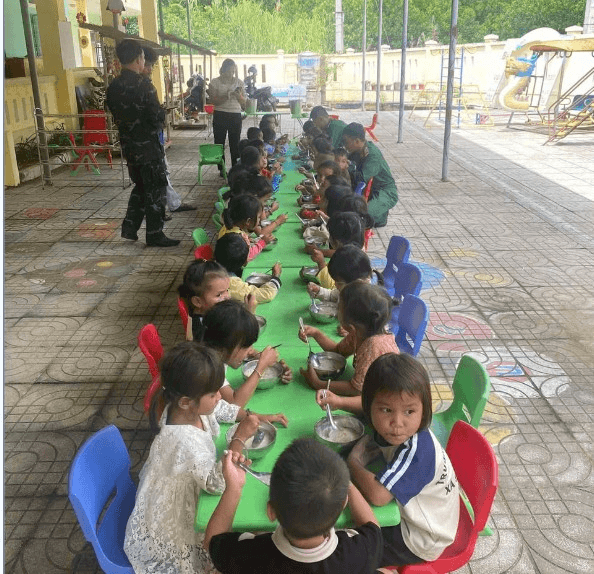 Ấm áp nồi cháo cho trẻ vùng cao