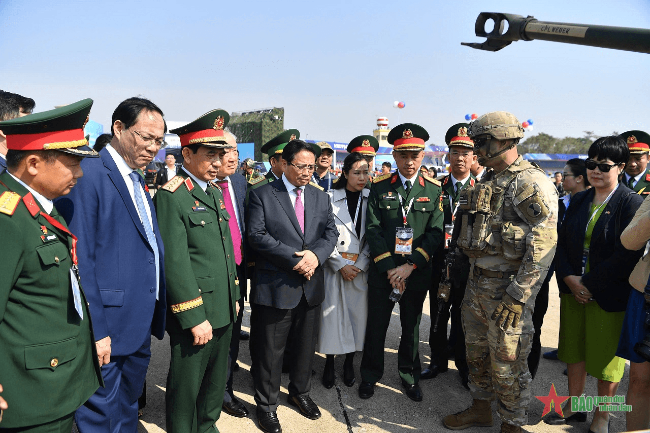 Thủ tướng Phạm Minh Chính tham quan các gian hàng của Triển lãm Quốc phòng quốc tế Việt Nam 2024