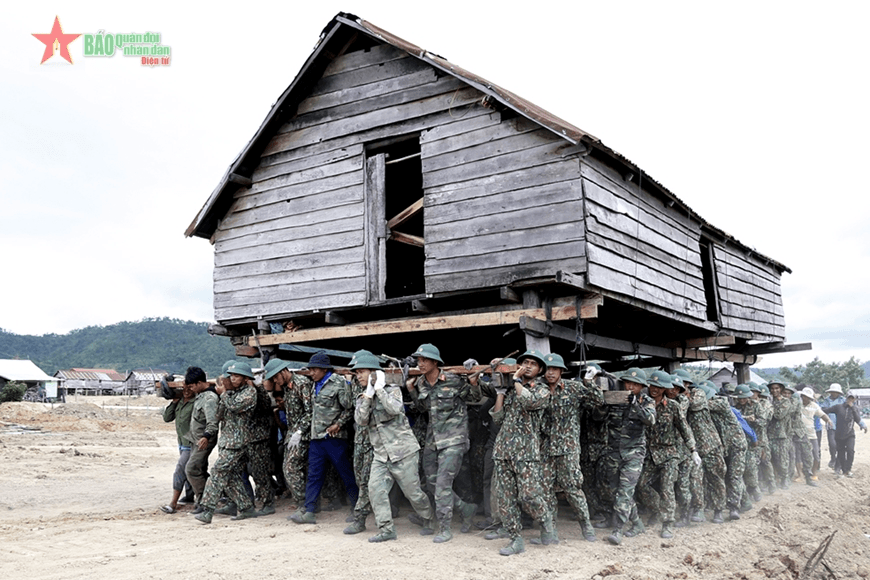 Quân đội ta gắn bó máu thịt với nhân dân, thực hiện quân với dân một ý chí