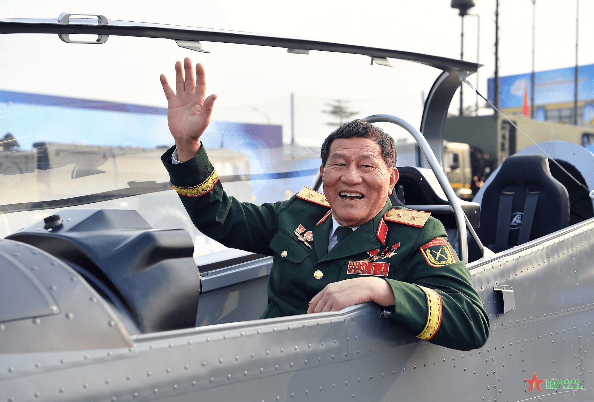 Anh hùng phi công Phạm Tuân trải nghiệm máy bay huấn luyện “made in Vietnam”