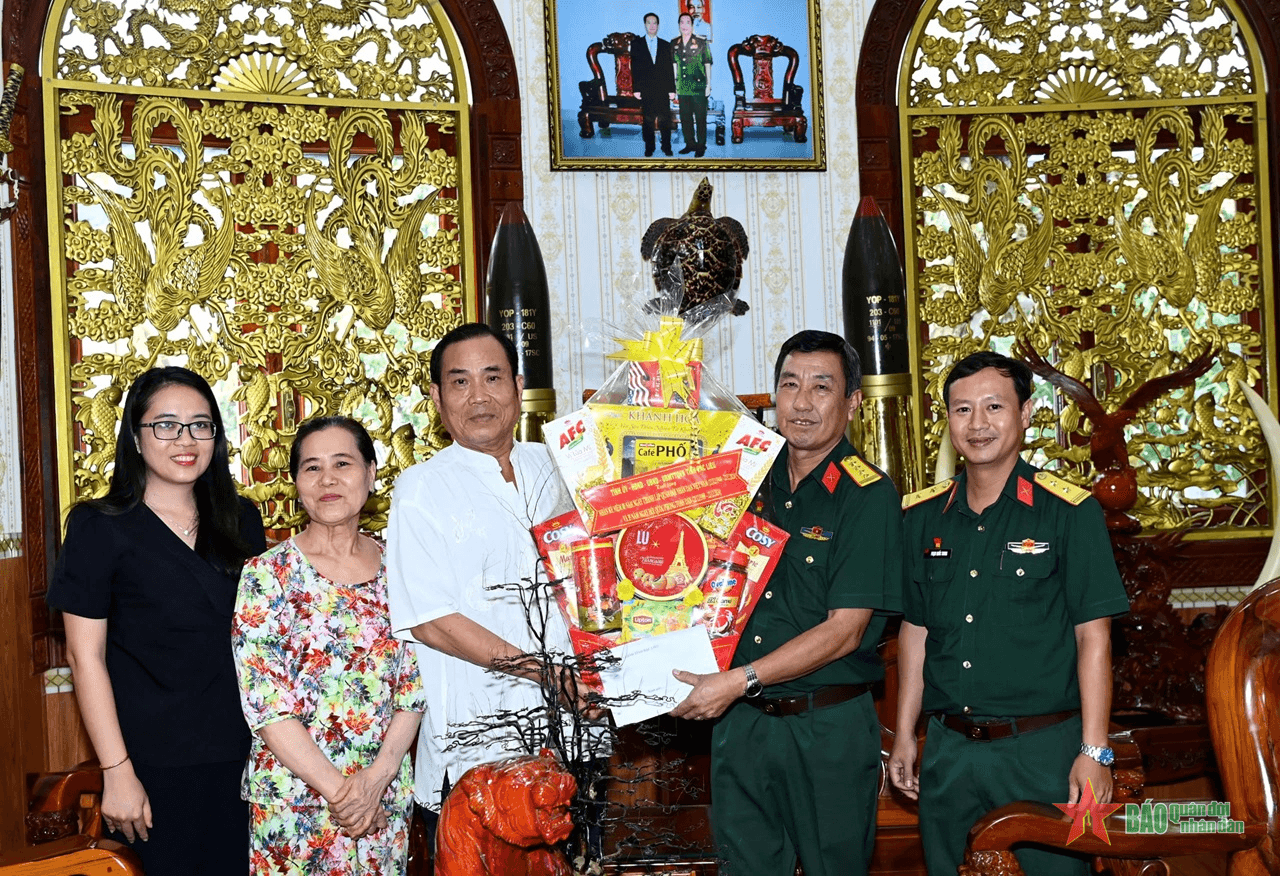 Bạc Liêu: Thăm, tặng quà gia đình người có công tại huyện Hồng Dân