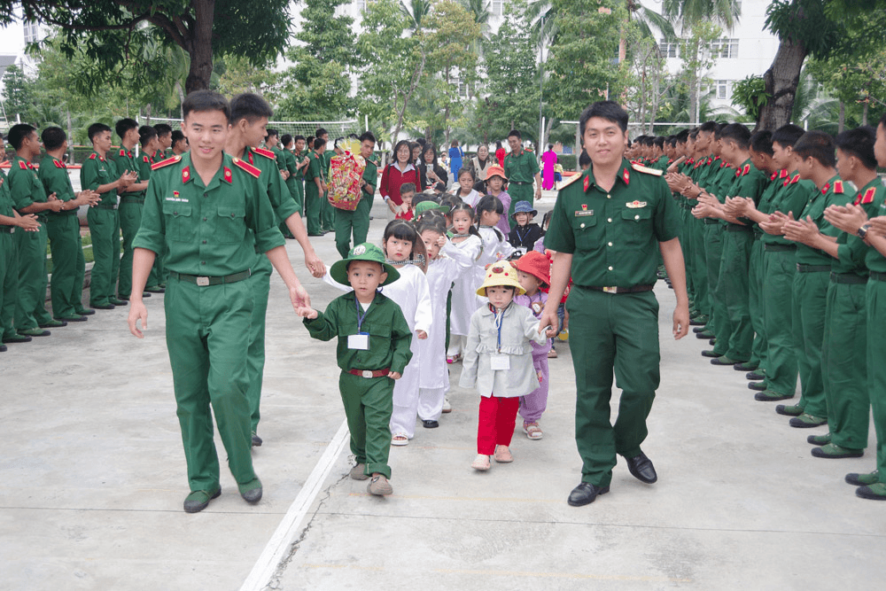 Gần 4.000 học sinh tham quan Trường Sĩ quan Thông tin