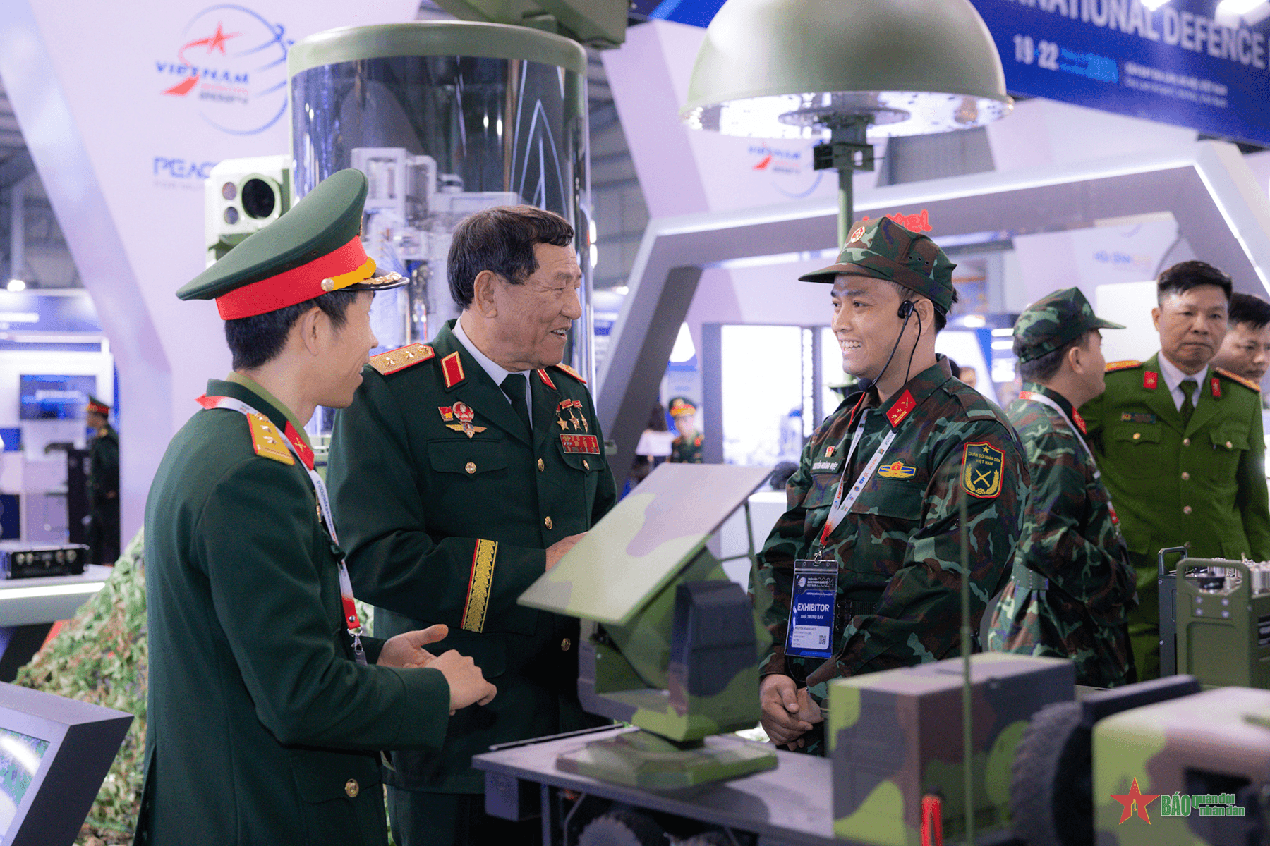 Trung tướng Phạm Tuân trải nghiệm khu công nghệ cao Viettel