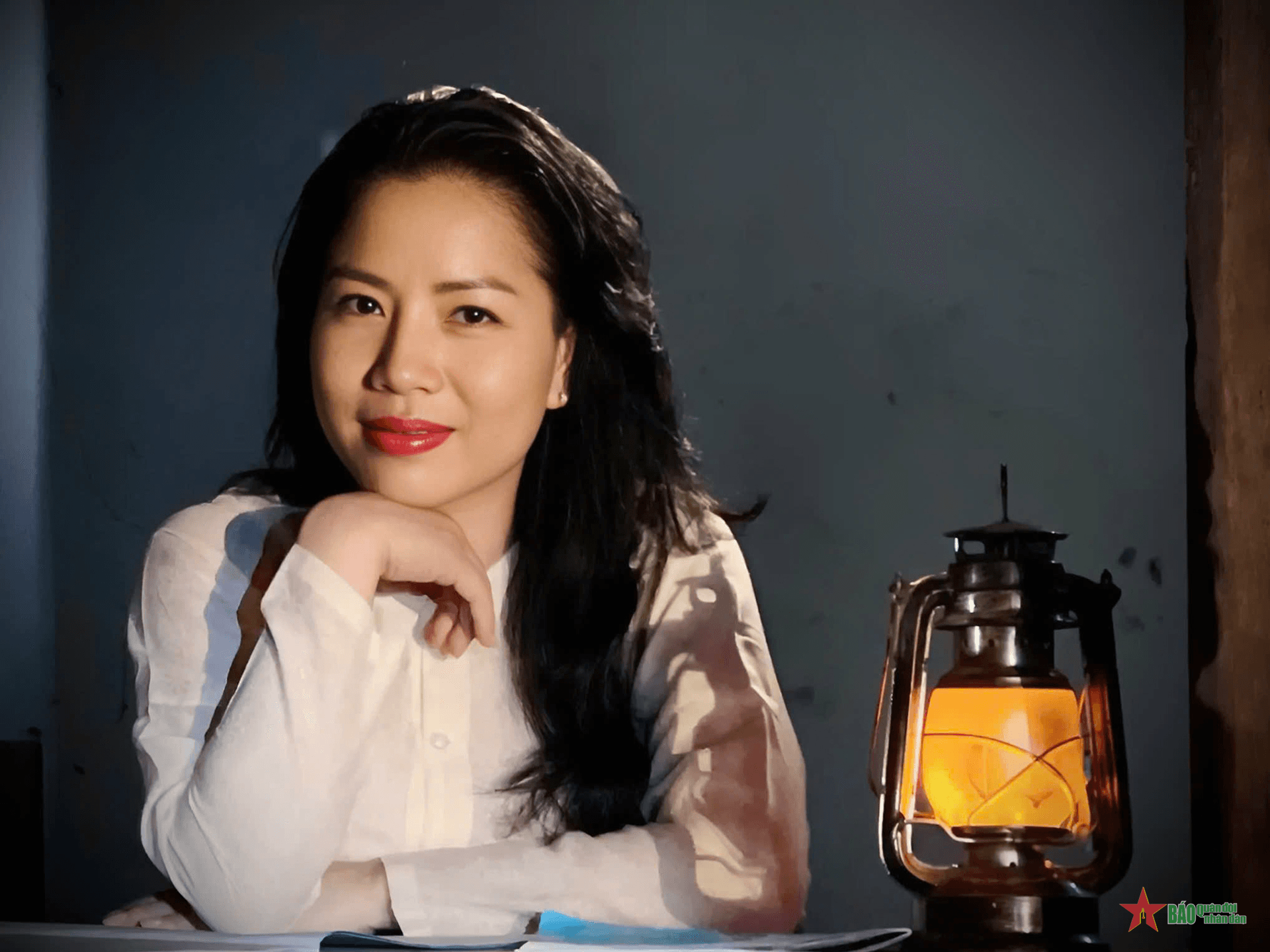 Thu Sang gửi gắm yêu thương qua MV “Mùa hoa cải”, “Hành khúc ngày và đêm”